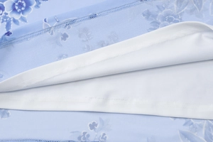 Detailansicht des blauen Blumen-Mesh-Stoffes und des weißen Futters mit feiner Naht