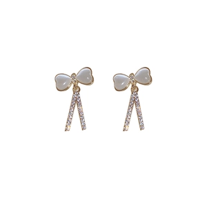 Boucles d'oreilles nœud plaquées or avec pierres œil-de-chat et glands brillants