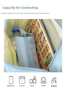 Dettaglio della grande borsa in nylon azzurro con ampio interno giallo per contenimento