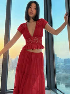 Ensemble rouge deux pièces pour femme avec haut en dentelle et jupe longue fluide