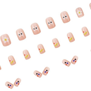 Faux ongles courts ronds avec motifs marguerites colorées et gribouillis sur base nude
