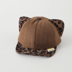 Dettaglio del cappellino neonato con orecchie leopardate e trama in cotone morbido