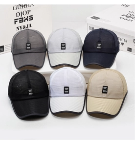 Detailansicht von sechs atmungsaktiven Mesh-Basecaps in verschiedenen Farben mit Logo