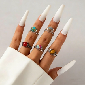 Fünfteiliges Vintage-Ring-Set aus Silber mit bunten Natursteinen an der Hand präsentiert