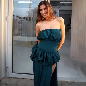 Elegantes trägerloses dunkelgrünes Maxikleid mit Taillierung und hohem Beinschlitz