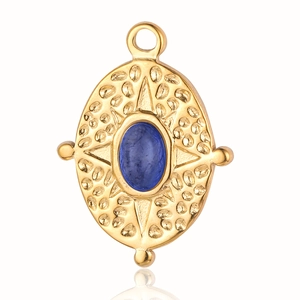 Dettaglio di un ciondolo ovale dorato vintage con gemma blu e trama a stella