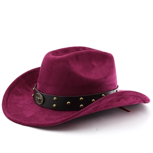 Détail d'un chapeau de cow-boy violet avec ruban en cuir noir et boucle tête de taureau