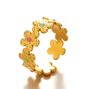 Bague ouverte fleurie dorée avec émail coloré en bleu, rose et vert sur fond blanc épuré