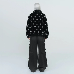 Veste en peluche noire avec motifs de croix blanches et pantalon cargo en vue de dos