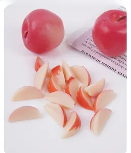 Primer plano de trozos de manzana de resina realistas para miniaturas de casas de muñecas