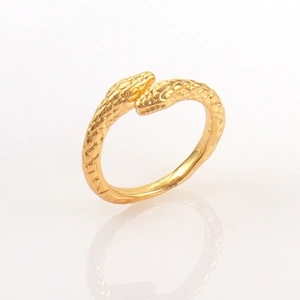 Dettaglio macro dell'anello a serpente con scaglie realistiche e marchio S925