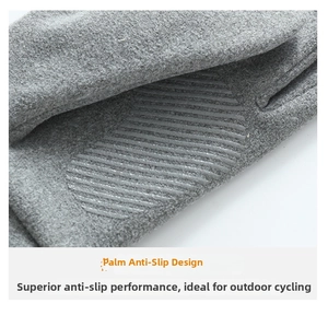 Detail von grauen Winterhandschuhen mit rutschfesten Silikonstreifen für Radsport
