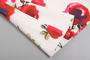 Détail de l'imprimé floral rose sur tissu blanc avec des coutures de qualité supérieure