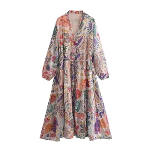 Robe bohème à col en V, manches longues, imprimé paisley et taille à cordon de serrage