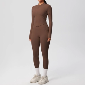 Détail de l'ensemble de yoga marron foncé avec legging taille haute et haut à fermeture