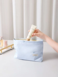 Trousse à maquillage rayée bleue avec broderie nœud et espace de rangement utile