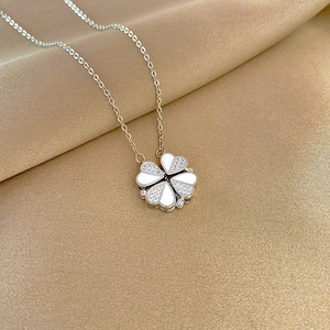 Collier trèfle en titane argenté avec cœurs en nacre blanche et cristaux brillants