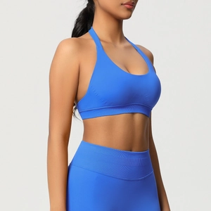 Détail du soutien-gorge de sport bleu et legging en tissu extensible sans couture
