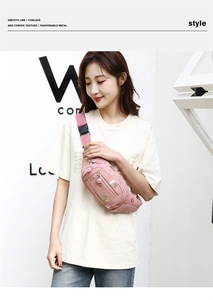 Vue détaillée du sac banane rose en nylon avec graffiti coloré et sangle ajustable