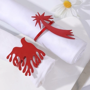 Ronds de serviette élégants en métal rouge en forme de cœur pour décoration de table