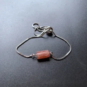 Verstellbares Silberkettenarmband mit zylindrischen rosa Erdbeerquarz-Steinen