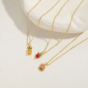 Colliers dorés luxueux avec pendentifs en zircon d'ananas, fraise et méduse
