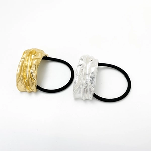 Irregular U-shaped metallic hair ties in gold and silver finish with black elastic band