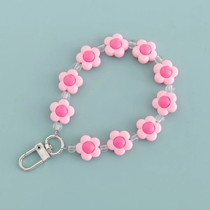 Roze bloemen sleutelhanger met transparante kralen en een metalen veerring sluiting