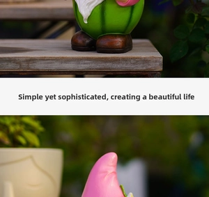 Detailansicht der solarbetriebenen Gartenfigur Zwerg aus Harz in Grün und Rosa
