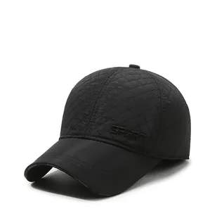Détail d'une casquette d'hiver noire avec motif matelassé et broderie Sport élégante