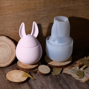 Details der Hasen-Silikonform und des fertigen Harzbehälters auf einem Holzsockel