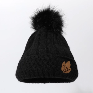 Winter Strickmütze in Schwarz mit Kunstfellbommel und Blatt-Patch für kalte Tage