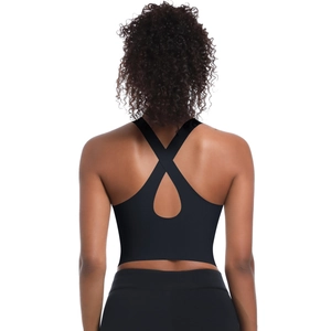 Détail du soutien-gorge de sport noir avec bretelles croisées et découpe en goutte