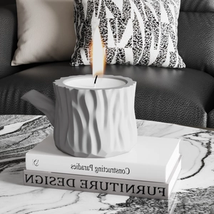 Detailaufnahme einer brennenden Baumstumpfkerze mit Holztextur auf einem Marmortisch