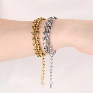 Minimalist V-shaped horseshoe link bracelets in 18K gold and silver for men and women