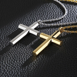 Pendenti a croce in acciaio inossidabile lucidato color oro e argento su pelle nera