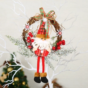 Weihnachtskranz mit Nikolaus-Plüschfigur und roten Beeren für die festliche Wanddekoration