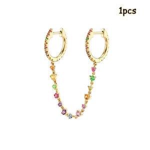 Boucle d'oreille double anneau dorée avec pampilles en zircon coloré sur fond blanc