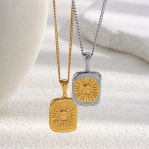 Collier Pendentif Rectangulaire Relief Visage Soleil Acier Inoxydable Plaqué Or Bijoux De Mode Géométriques Femmes