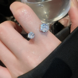 Macro d'une bague fleur en zircon étincelant avec anneau argenté ajustable sur la main