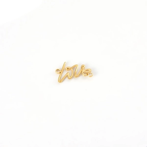 Détail macro d'un pendentif love doré en acier inoxydable pour création de bijoux DIY