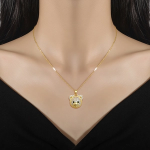 Collana di lusso con ciondolo a forma di orso in titanio dorato e zirconi scintillanti