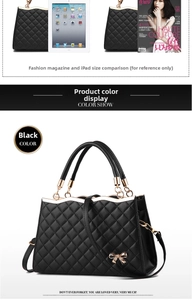 Sac bandoulière matelassé noir avec nœud, illustré à côté d'un iPad pour la taille