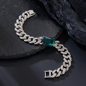 Dettaglio della catena cubana argento con gemma smeraldo e strass in stile hip-hop