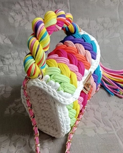 Detailaufnahme der handgefertigten Regenbogen-Häkeltasche mit Metalldrehverschluss