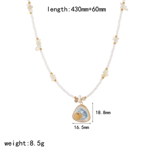 Détails du collier de perles avec pendentif émaillé bleu et dimensions spécifiées en mm