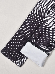Détails du legging à pois noir et blanc montrant les coutures et le tissu de qualité