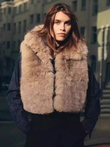 Dettaglio ravvicinato del gilet in pelliccia sintetica marrone con texture morbida e soffice