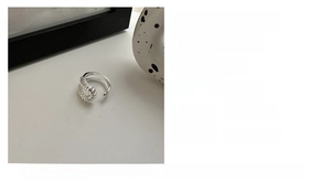 Detalle del anillo de plata esterlina S925 con diseño de espiral hueca y acabado pulido