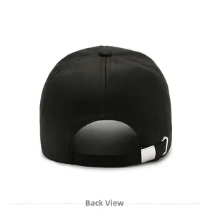 Vue détaillée de l'arrière d'une casquette noire avec sa boucle de réglage en métal